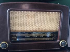 One Cossor valve radio